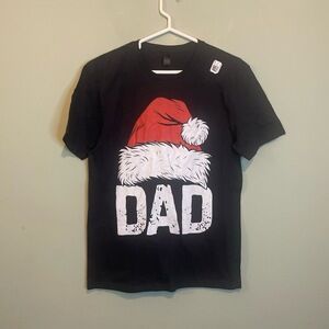 NWT Gildan Mens DAD Christmas Xmas Gift Santa Hat Holiday T-Shirt Black‎ Medium